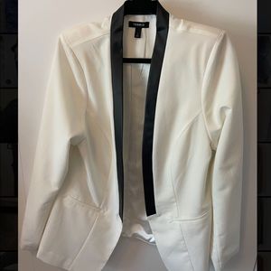 TORRID WHITE BLAZER WITH BLACK SILK TRIM (SIZE 1)
